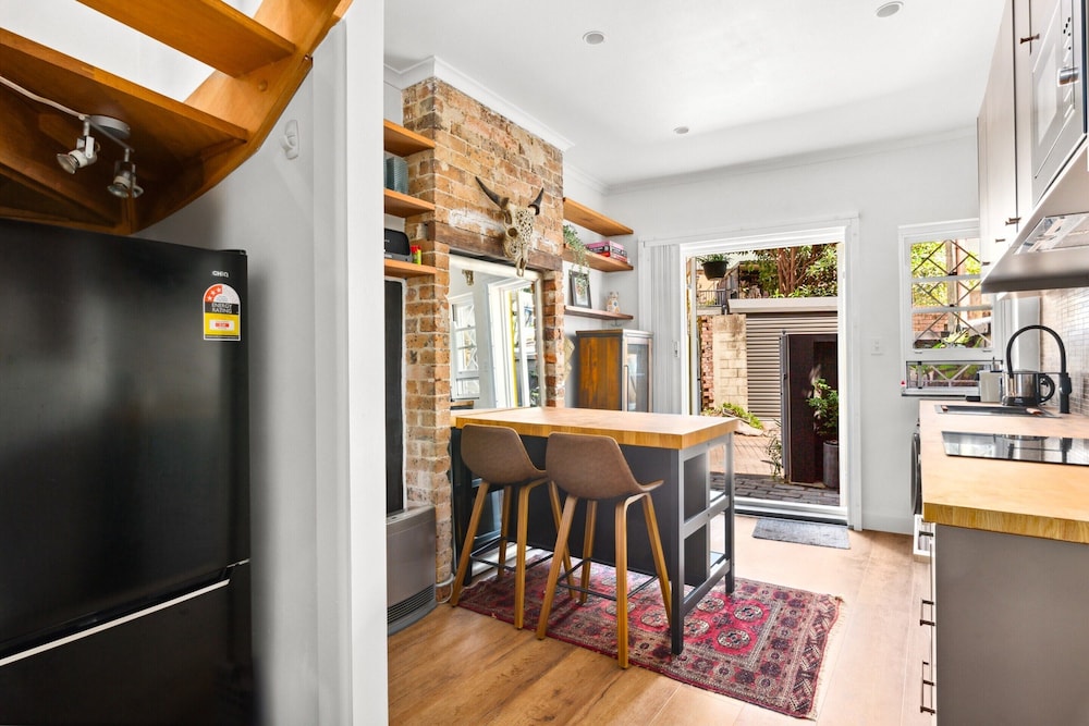 Stylish Inner-city Terrace Home With Rooftop Deck