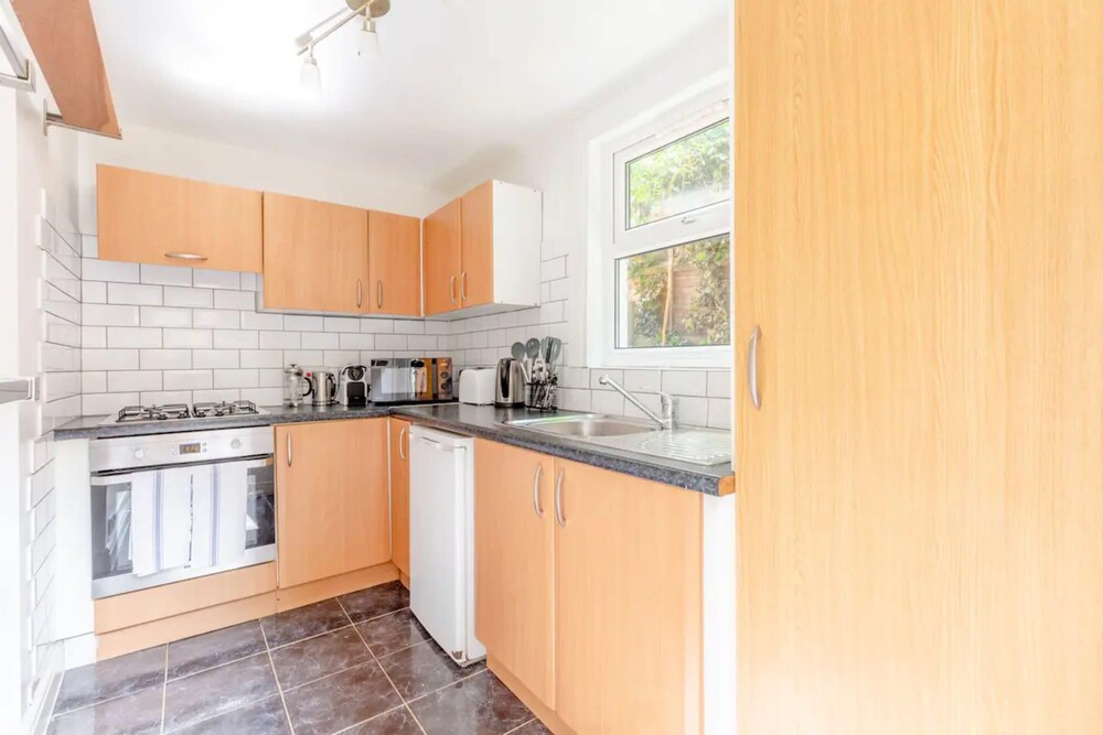 Spacious 2 Bedroom in Gorgeous Camberwell With Garden
