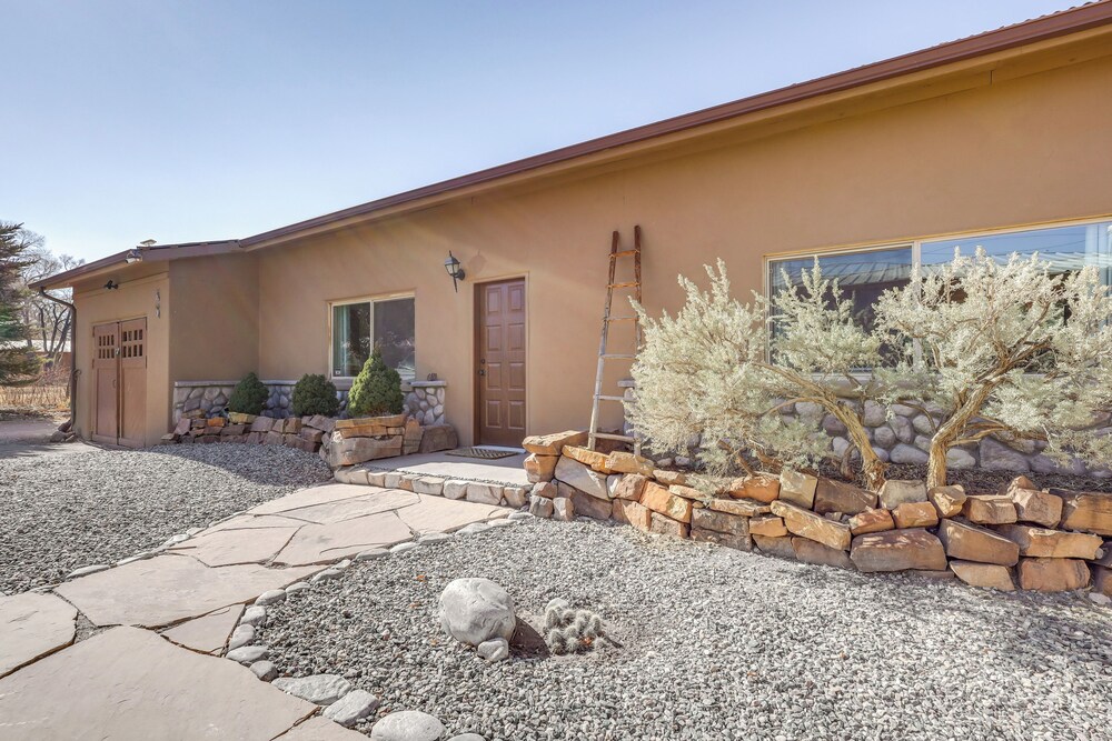Artsy Studio w/ Patio: 25 Mi to Santa Fe