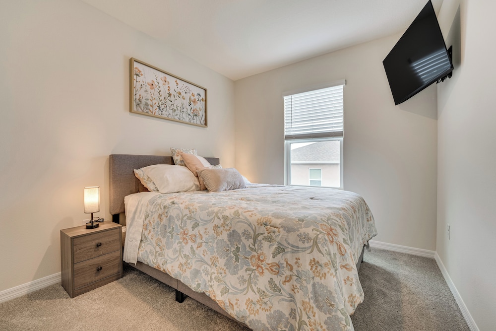 Davenport Home w/ Pool Access & Patio!