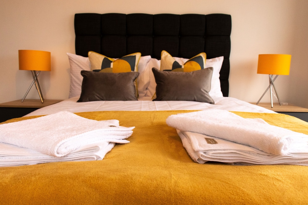 Livestay - 2bed Penthouse With Wrap Around Balcony view 5