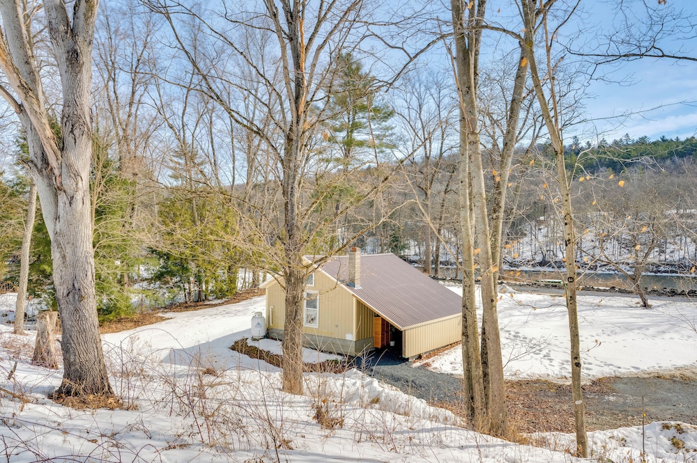 Hike, Fish & Boat: Waterfront Cabin in Ryegate!