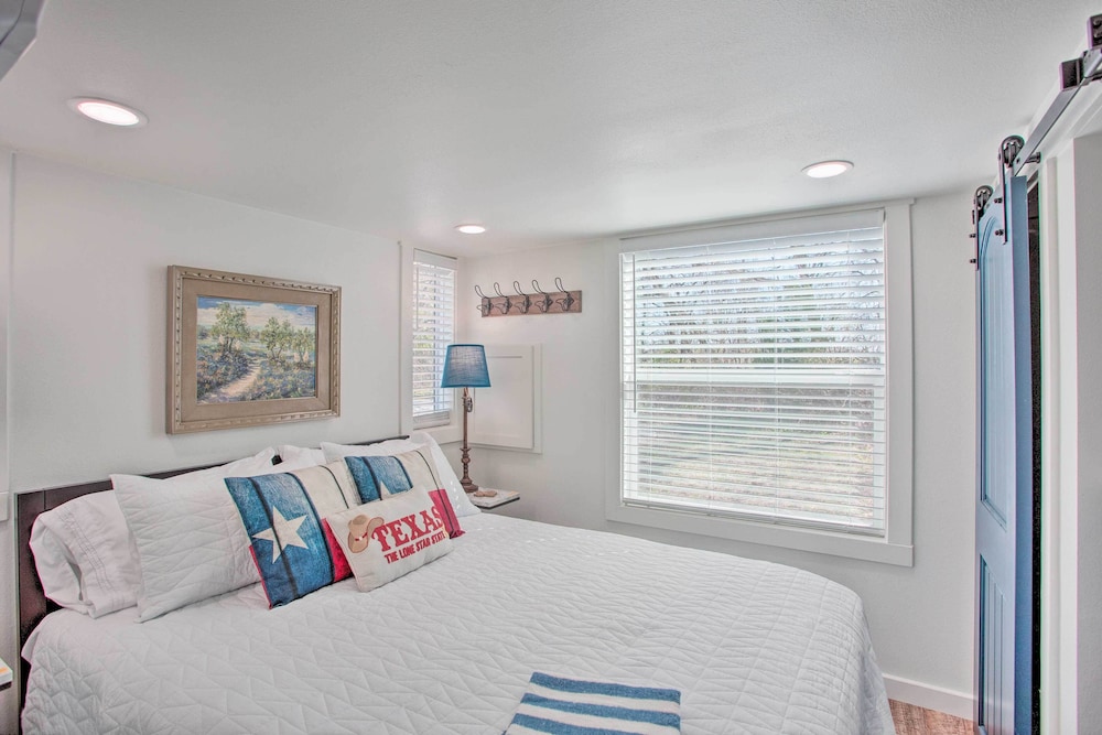 4 Mi to Dtwn Mckinney: Tiny Home w/ Fireplace view 3