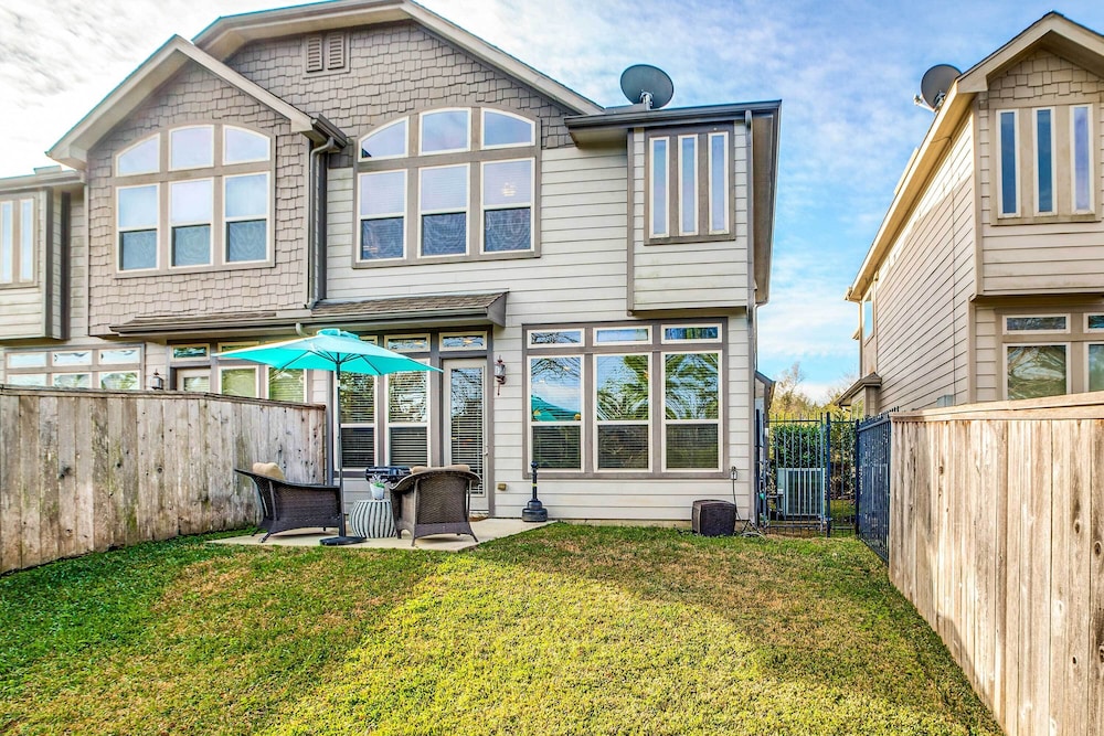 Family-friendly Spring Townhouse w/ Backyard!