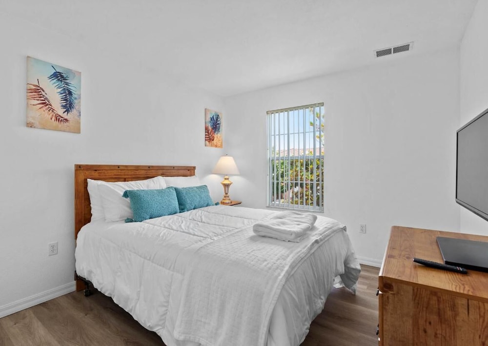 Amazing 3BR 2BA Townhome With Lake View at Terra Verde!