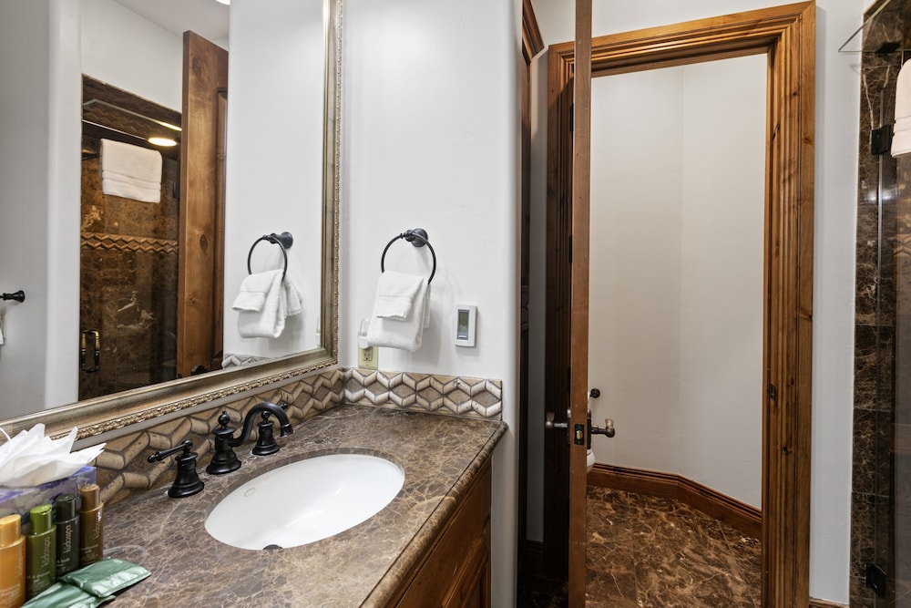 Grand Lodge - Three Bedroom #201 - Ski-in/ski-out 3 Condo