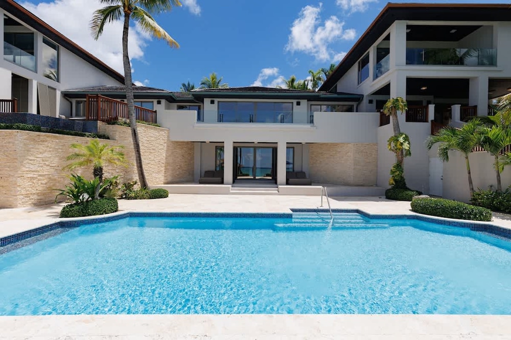 Newly Renovated Notos Cove Villa Property