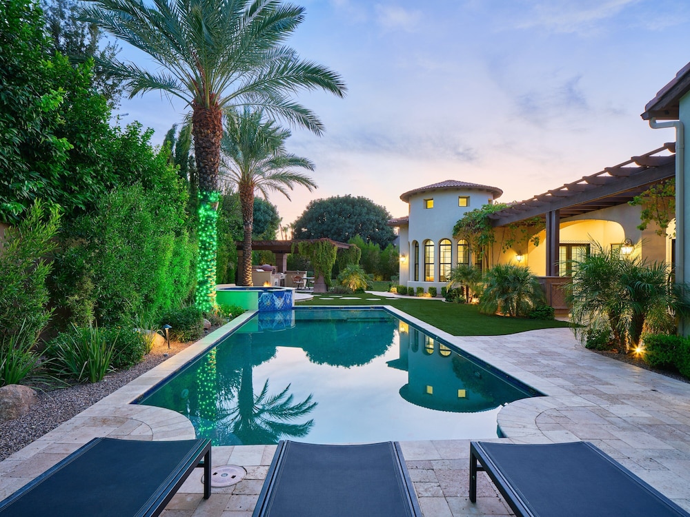 Luxe Poolside Paradise-pool & Spa-vanity Station