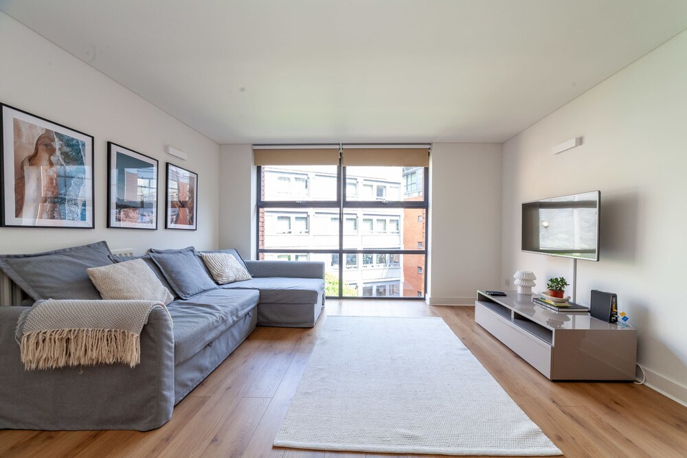 A Stylish Newly Refurbished Flat With City Access