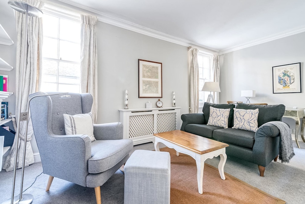 Cozy and Spacious Kensington Maisonette