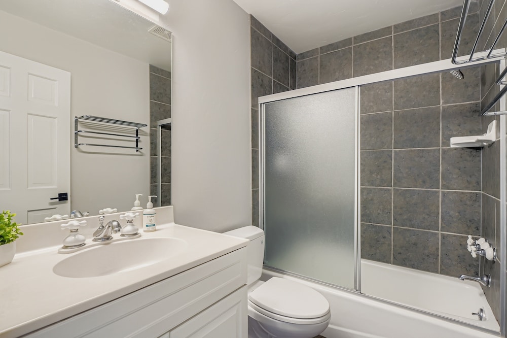 Mountain Luxury In Old Town Spa - Walk To Main 440 3 Bedroom Home