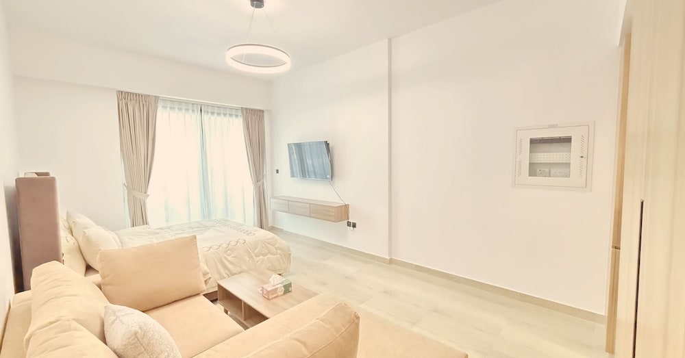 Stylish Studio Pool View JVC Elysee 3