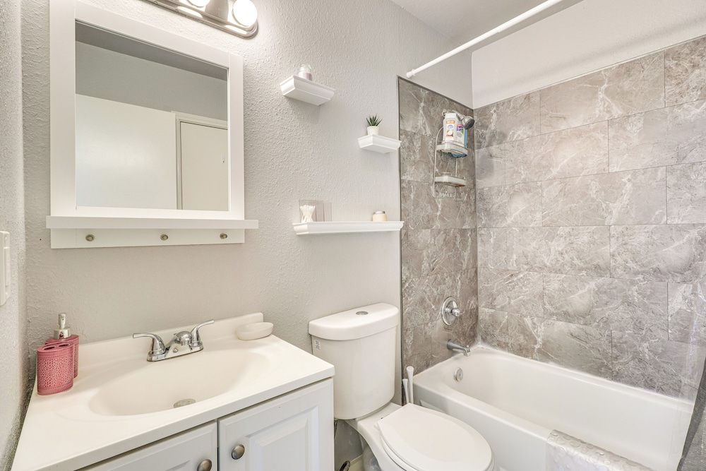 4 Mi to Dtwn: Gem w/ Pool Access & Patio in Austin