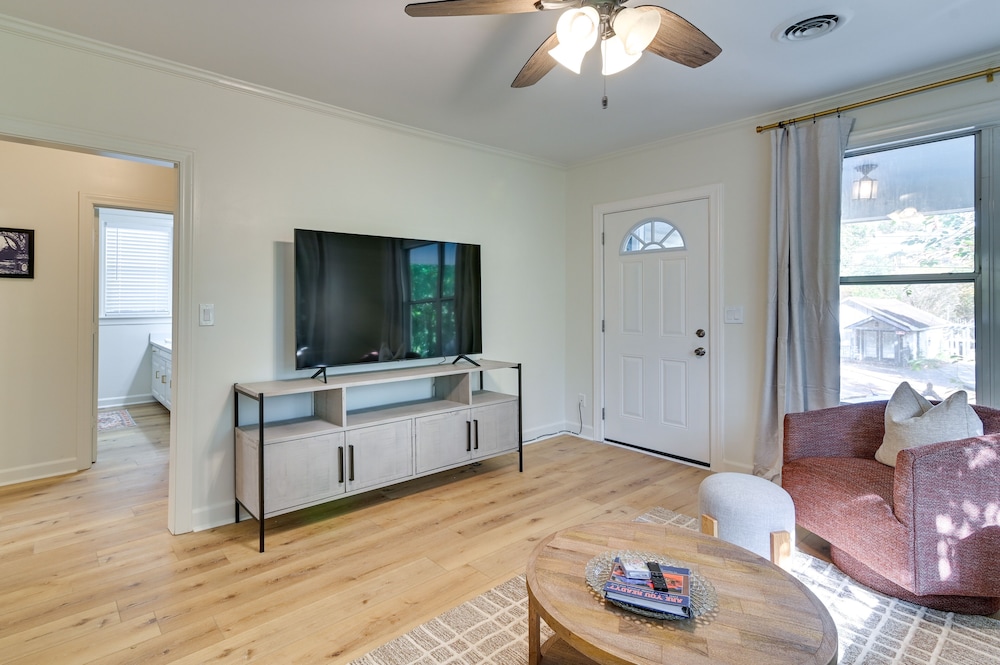Oxford Vacations - Centrally Located Home  Steps to Oxford Square! - Property Image 1