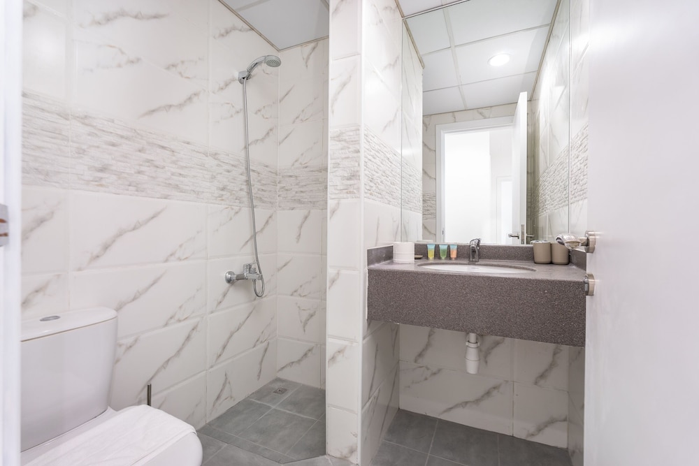 Dubai Marina - Stunning Huge 4 Bedroom Apts Near JBR - Gym - Pool - Parking by Sojo Stay