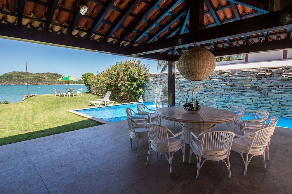 Casa com Cinco Quartos Pé na Areia