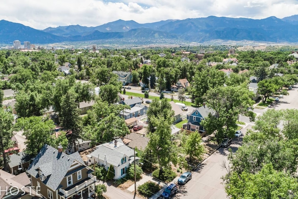 3BR Of Downtown King Bed, Dining, Has It All! view 5