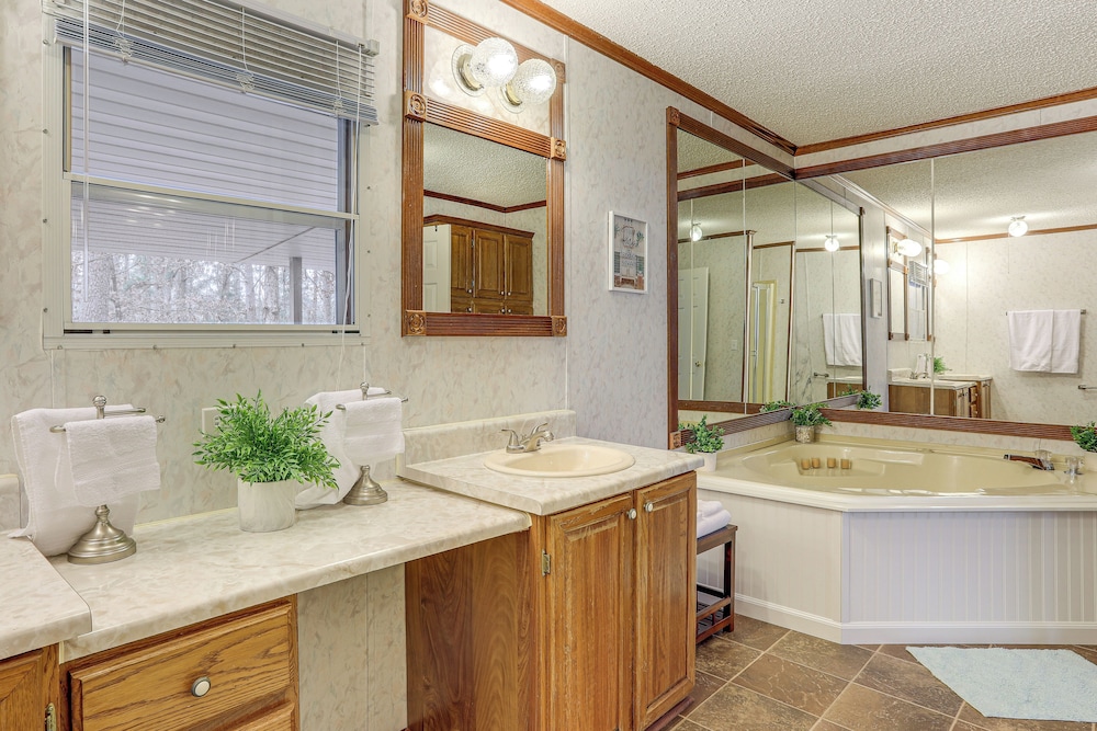 < 1 Mi to Greers Ferry Lake: Dog-friendly Home!