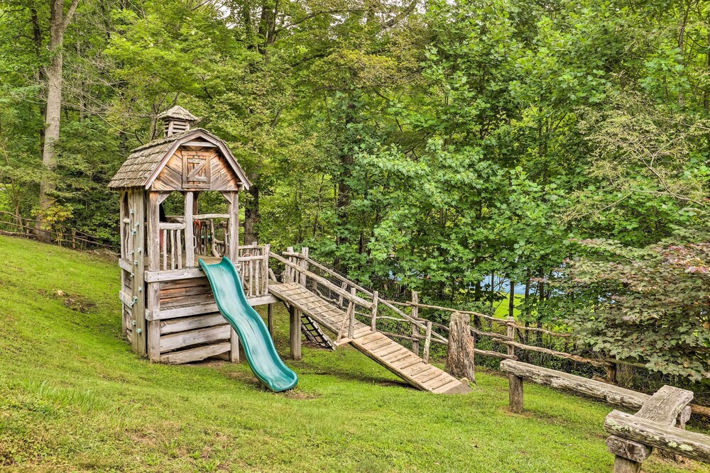 Hot Tub, Game Room & Views: Mars Hill Mtn Retreat!