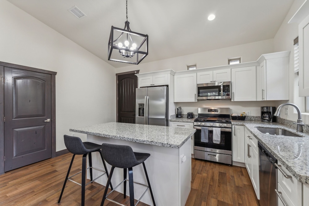 Scenic Golf Retreat With Modern Comforts & Fireplace 4 Bedroom Townhouse