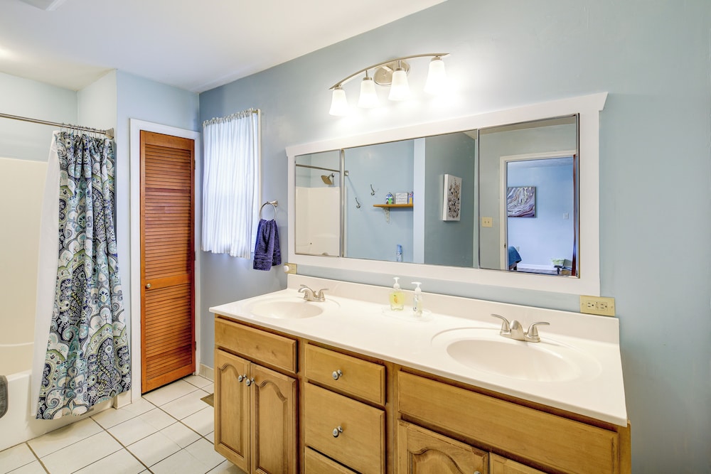 Cozy Home w/ Spacious Yard: 2 Mi to Dtwn Bristol