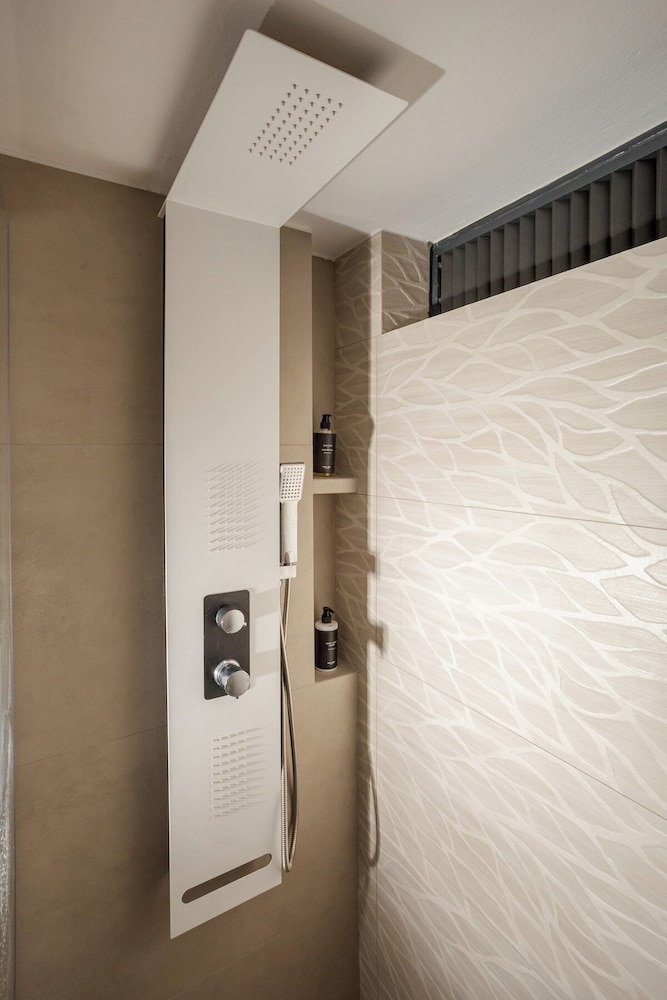 Demmi Central 2BR Designer Apt