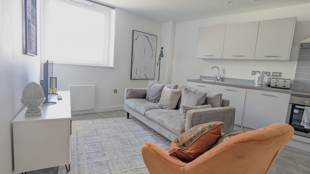 Modern 1 Bed Apt - 15 Mins to Solihull Centre