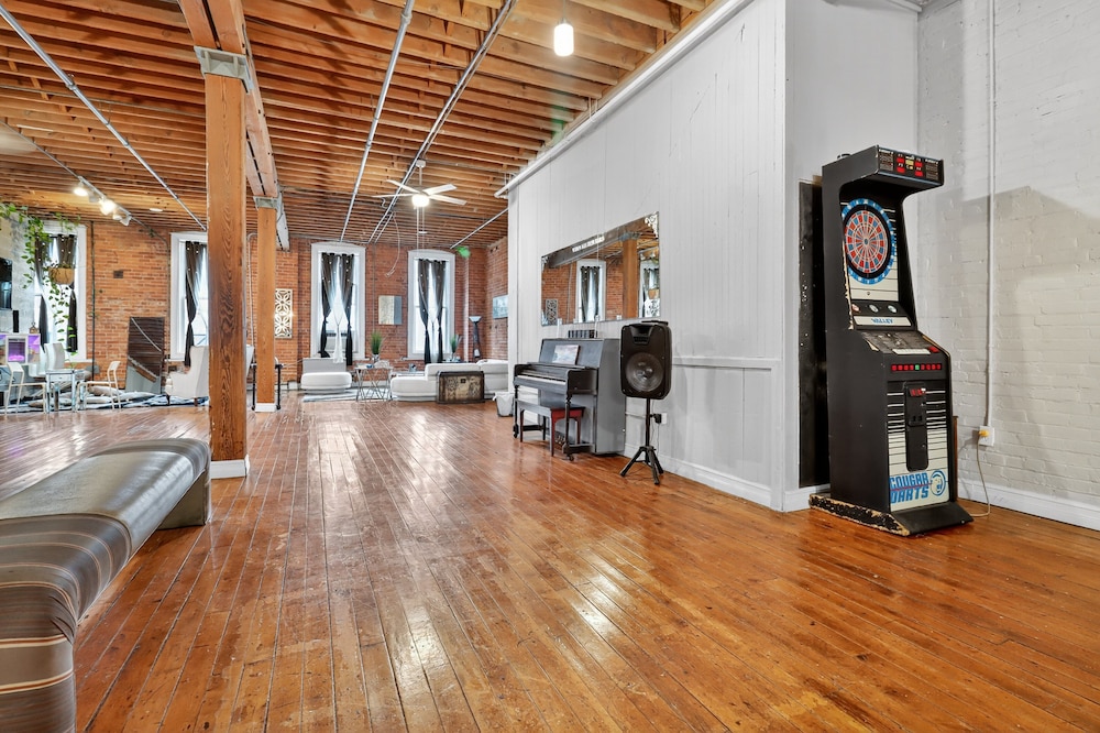Huge 'man Cave' 2 Mins From Downtown Detroit 1 Bedroom Apts