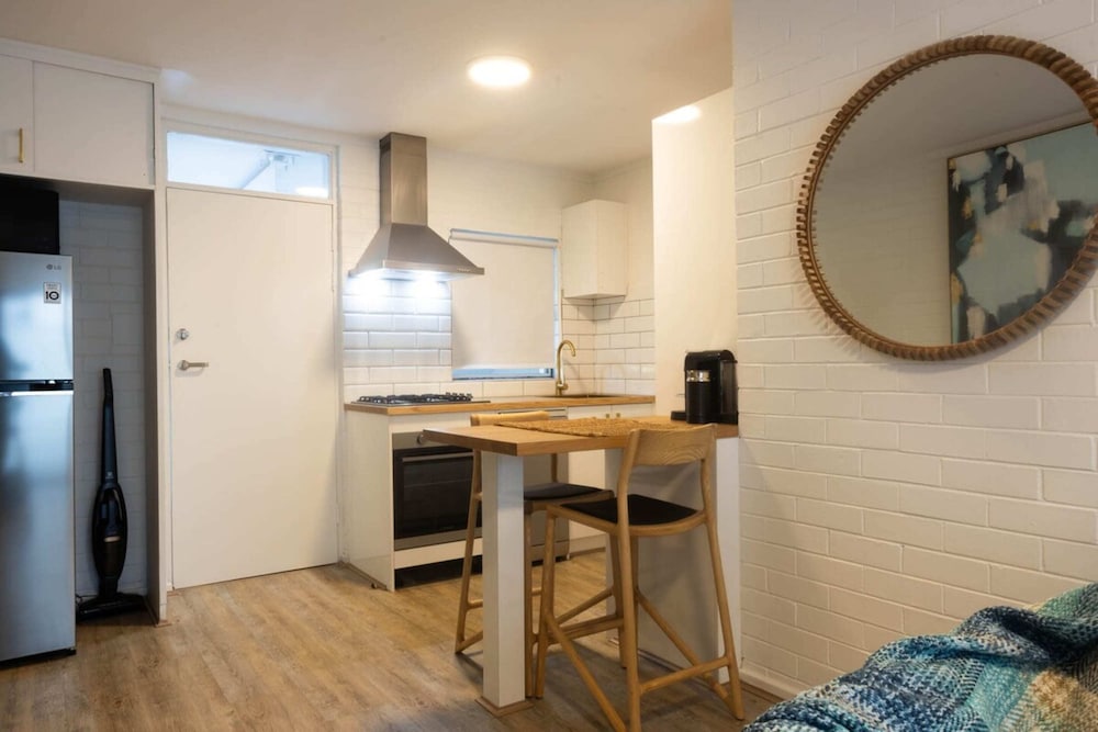 Lovely 1BR Apt in Bicton With Backyard and Parking