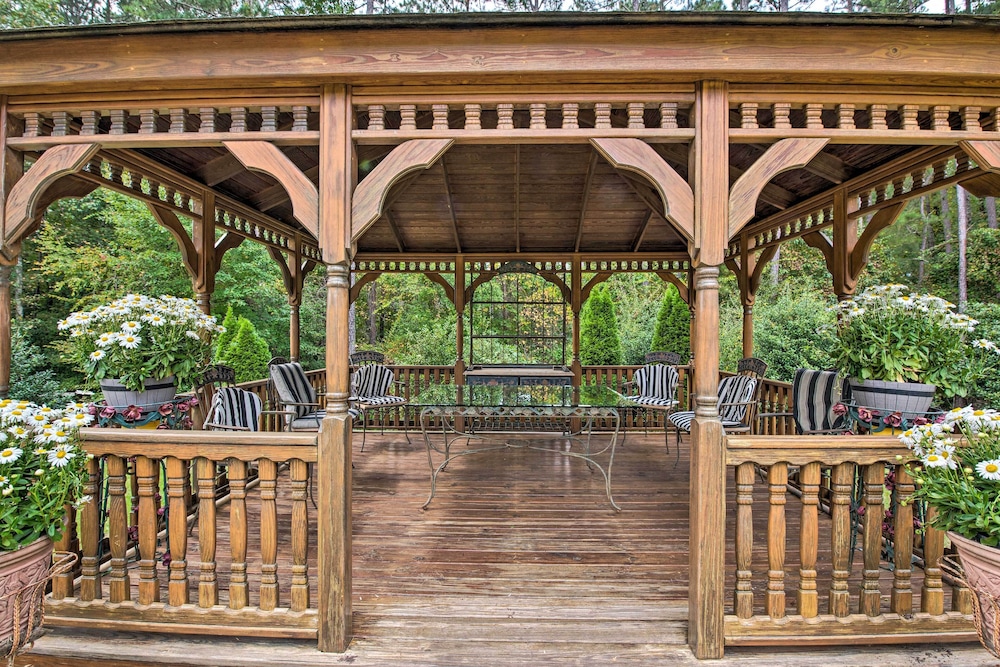 Secluded Acworth Mansion w/ Pool + Game Room!
