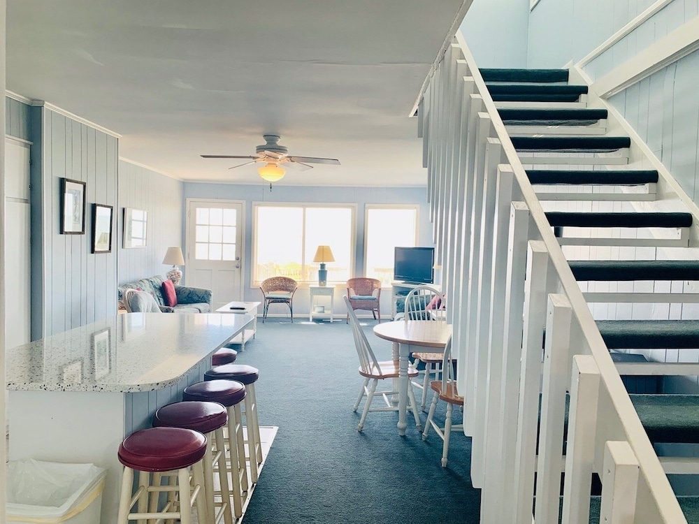 Westside- 3 Bedroom Home by RedAwning