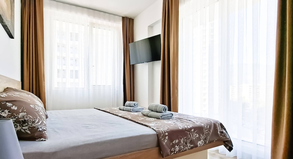 Deluxe Two Bedroom Condo & Pool on 5th Floor