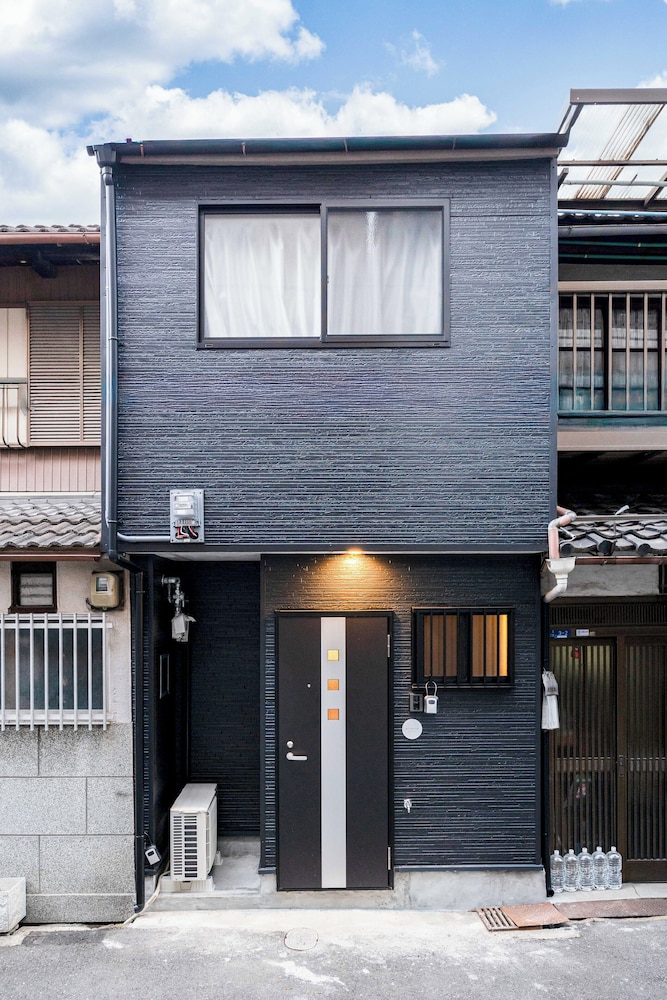 HT HOUSE