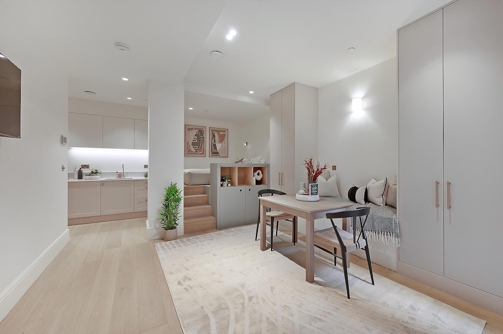 Stylish Earl's Court Studio Plus Patio