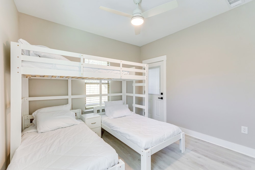 Pet-friendly Pensacola Home: Central Location