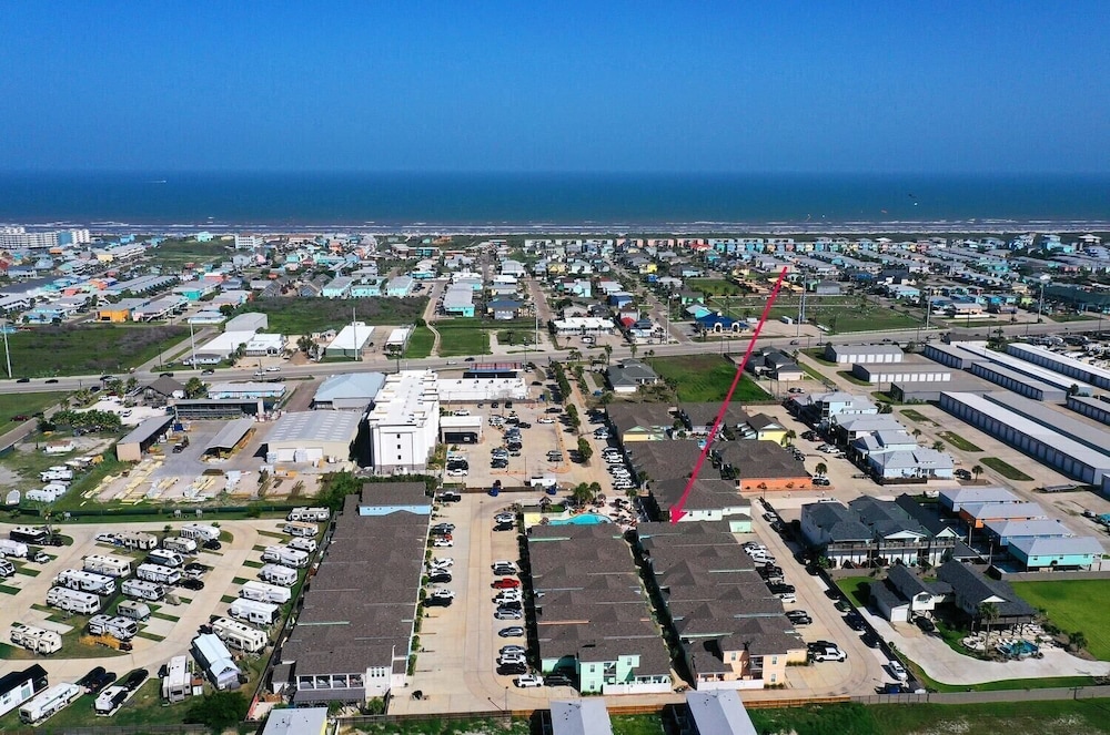 Shared Pool & Playground 2blocks to Town/eateries Pirate's Lair by Avantstay view 5