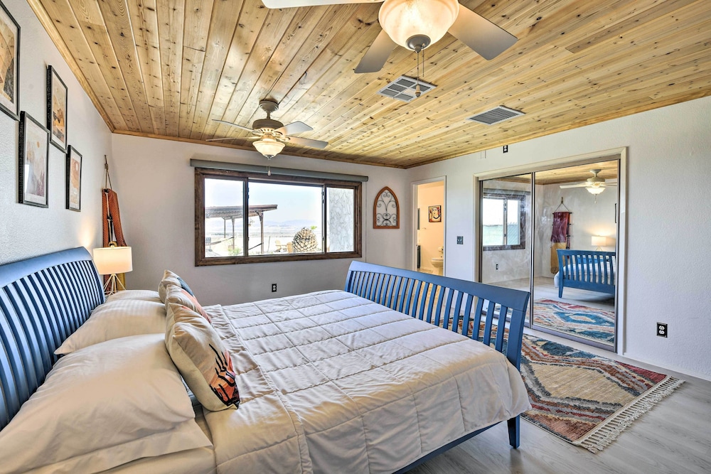 Chic Joshua Tree Pad w/ Mountain Views  Hot Tub - Property Image 20