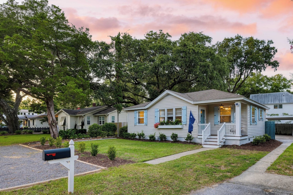 Arsenal Buyout by Avantstay 2 Homes Near Sullivans Island w/ Outdoor Dining