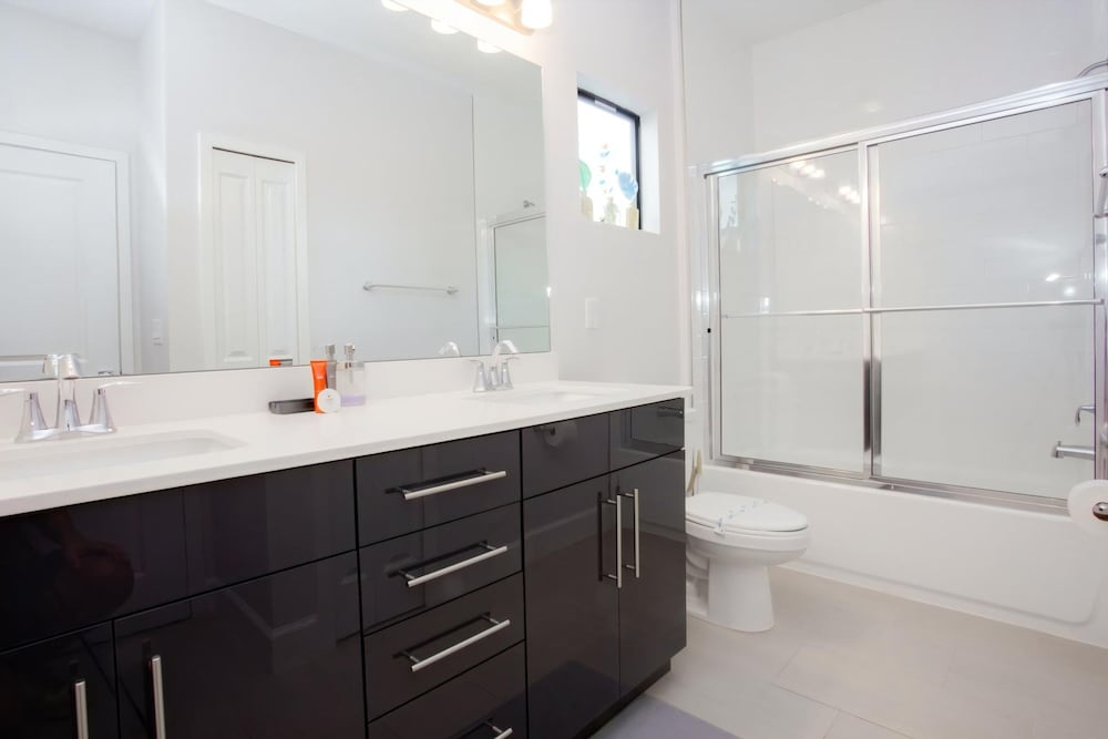 Townhome- 4Bd - Close To Parks Shops