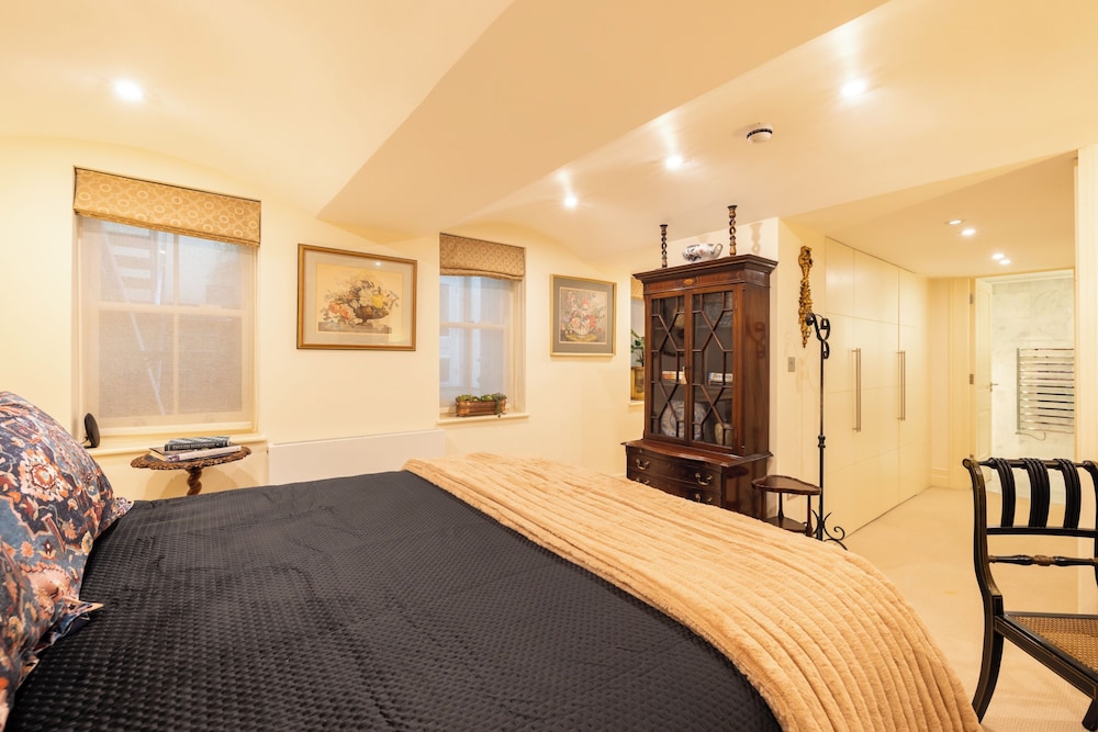 Large 4-bed 8-guests W/patio 1841 House Paddington