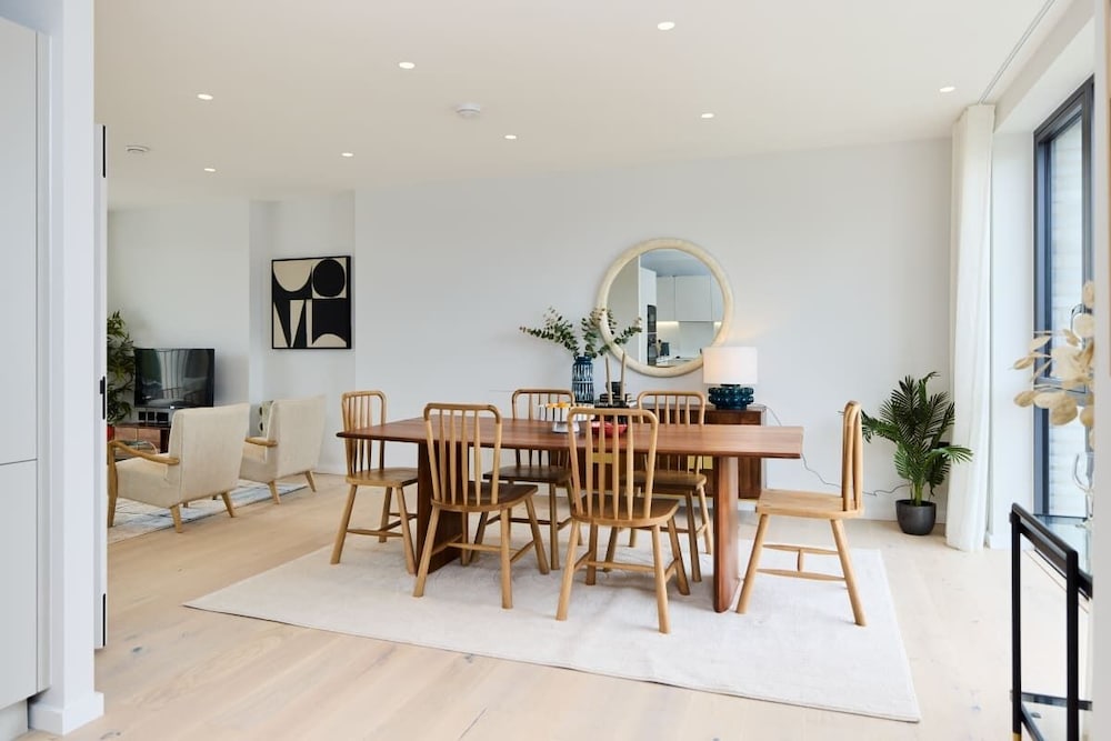 The Brondesbury Hideaway - Stylish 3bdr Flat With Balcony + Parking