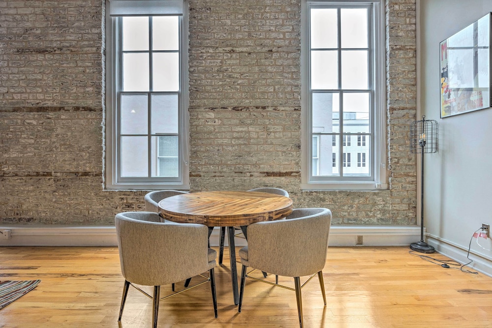 Bright Savannah Loft in Historic District! view 4