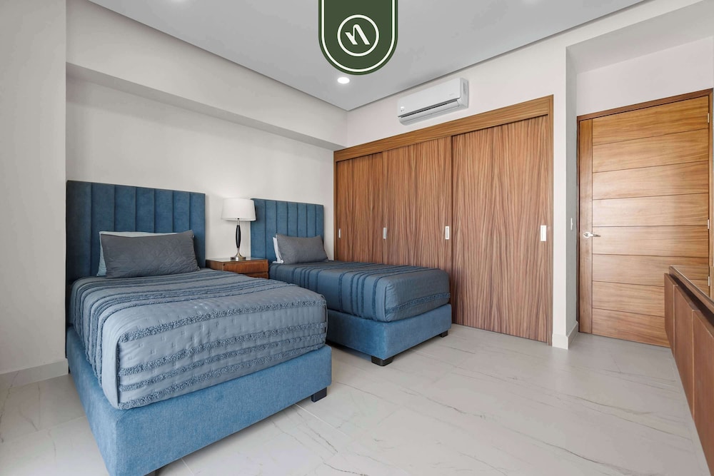 Tropical 2 BR Retreat - Close to the Beach - Pool