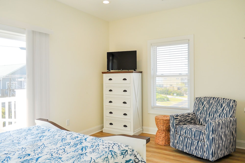 Anchors Aweigh by Topsail Realty