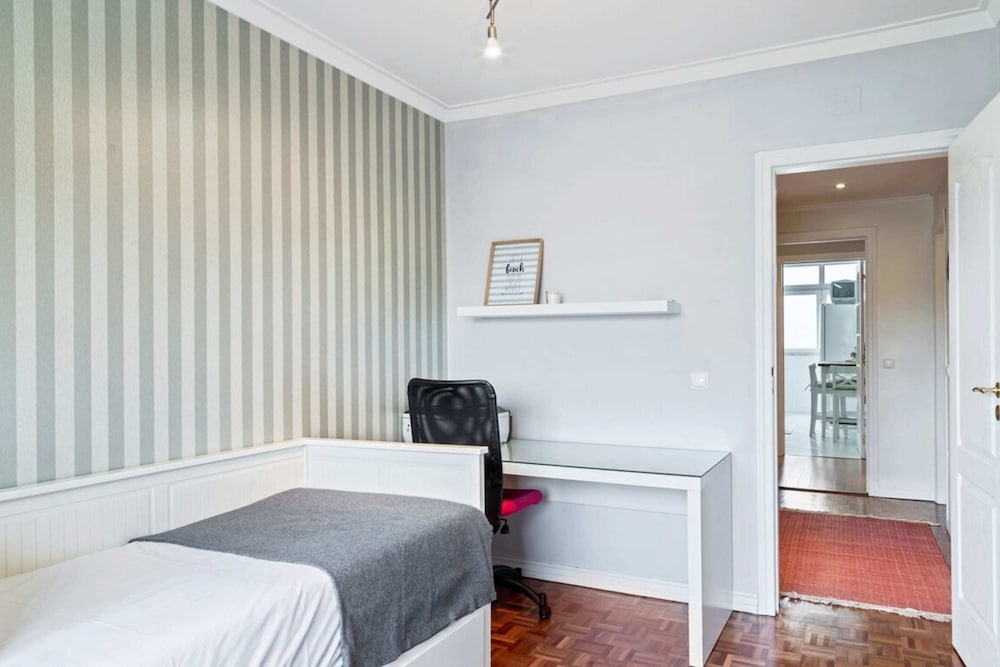 Large Contemporary 3 Bedroom Apartment