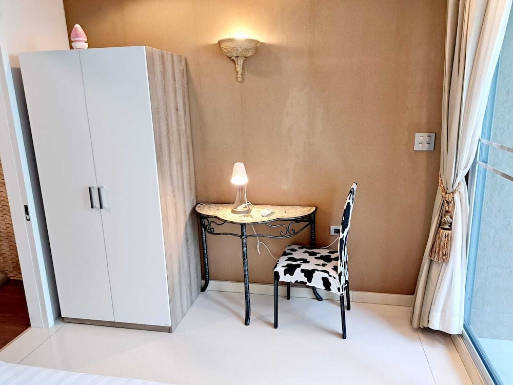 2D - 3 Bedroom Downtown Apartment With Shared Pool