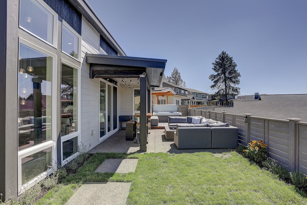 Ruby Peak *30 Day Minimum 4 Bedroom Home by RedAwning