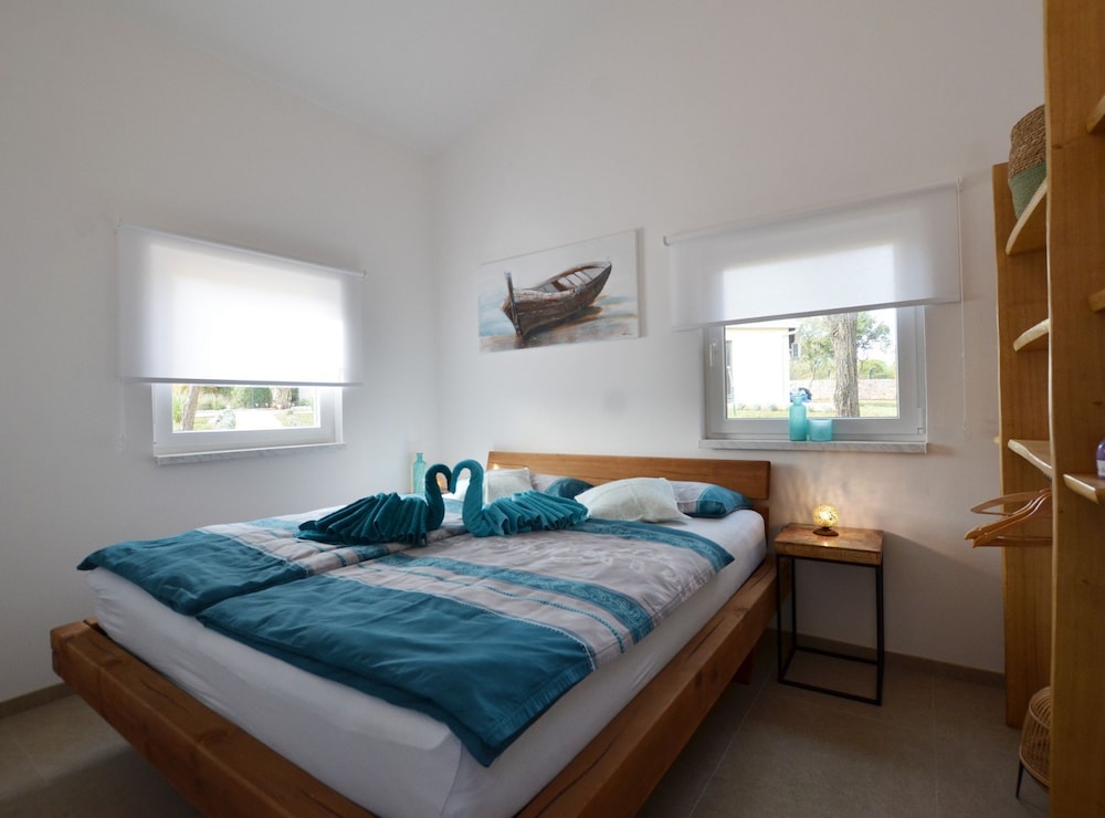 Golden and Green Acres Holiday Home With Pool and Sauna