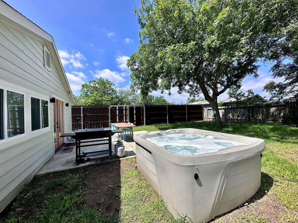 Modern 3 2 two Kings hot tub Fire pit 16min to Wine Trail Nearby Pickleball Courts Pools