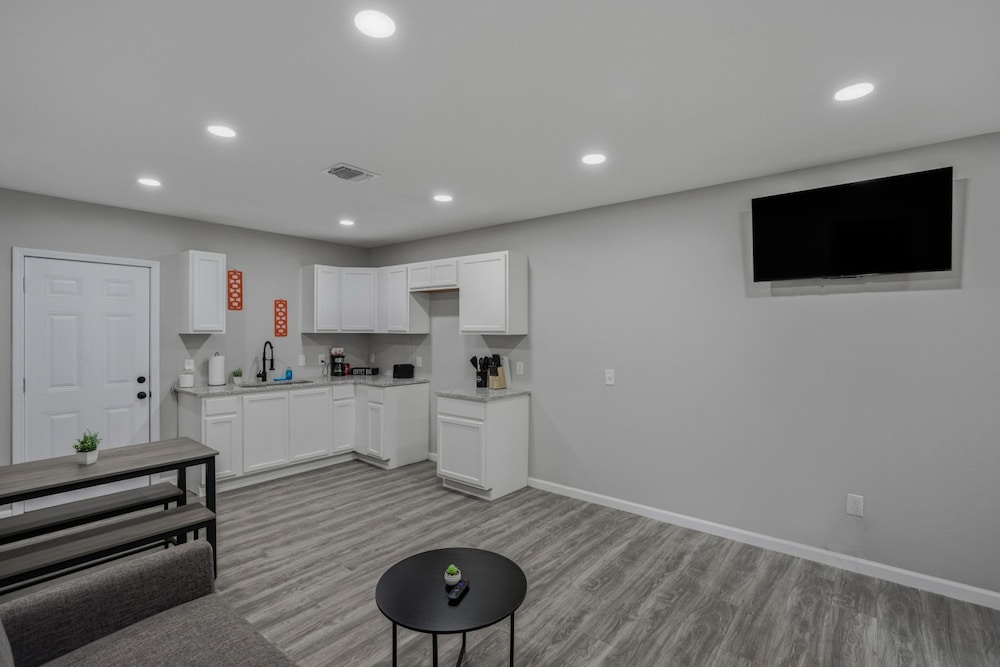 Spacious 3BR Retreat Near Downtown River Walk